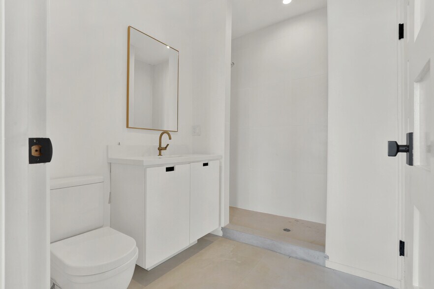 More Photos Of 435 S Boyle Ave, Los Angeles Office Residential For Sale