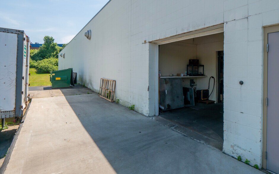 More Photos Of 72 Johnny Cake Hill Rd, Middletown Distribution For Sale