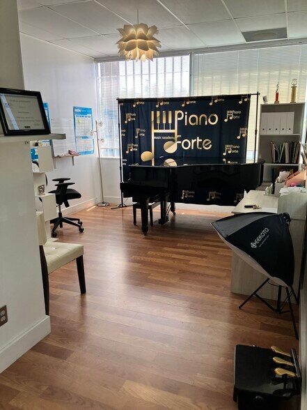 More Photos Of 4052-4058 Del Rey Ave, Marina del Rey Loft Creative Space For Lease