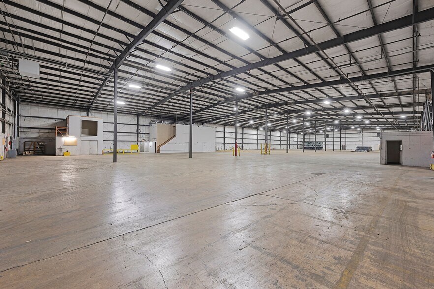 More Photos Of 456 Swanson Dr, Dresden Warehouse For Lease