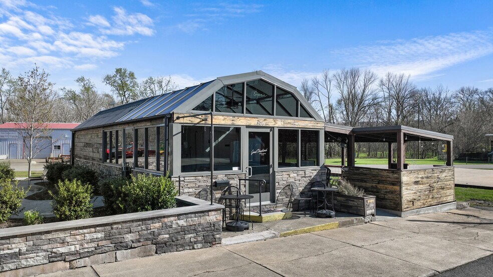 Primary Photo Of 106 Northside Sq, Petersburg Restaurant For Sale