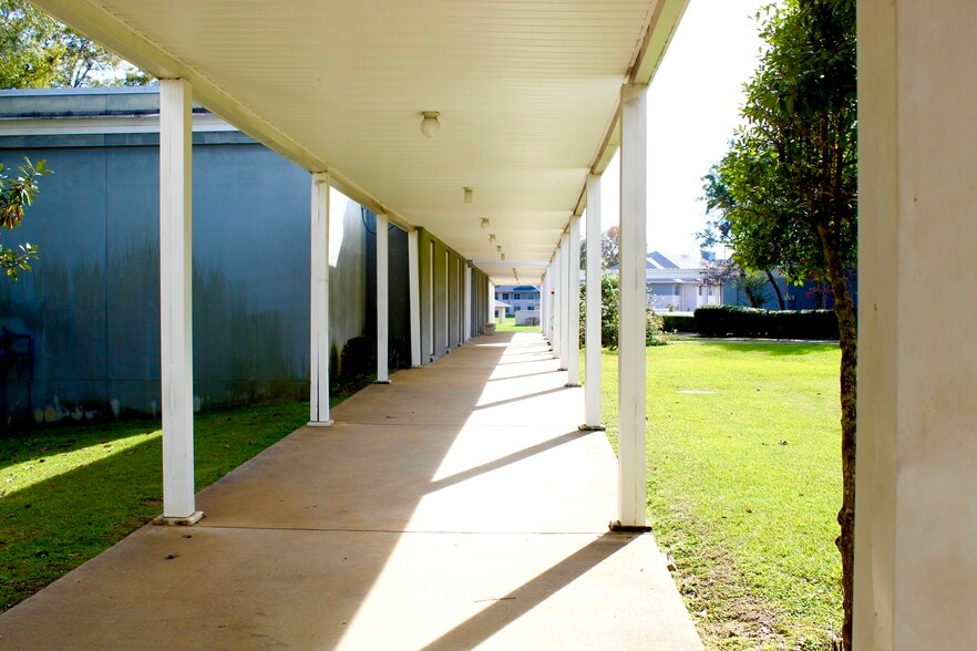 More Photos Of 2005 N Country Club Dr, Montgomery Schools For Sale