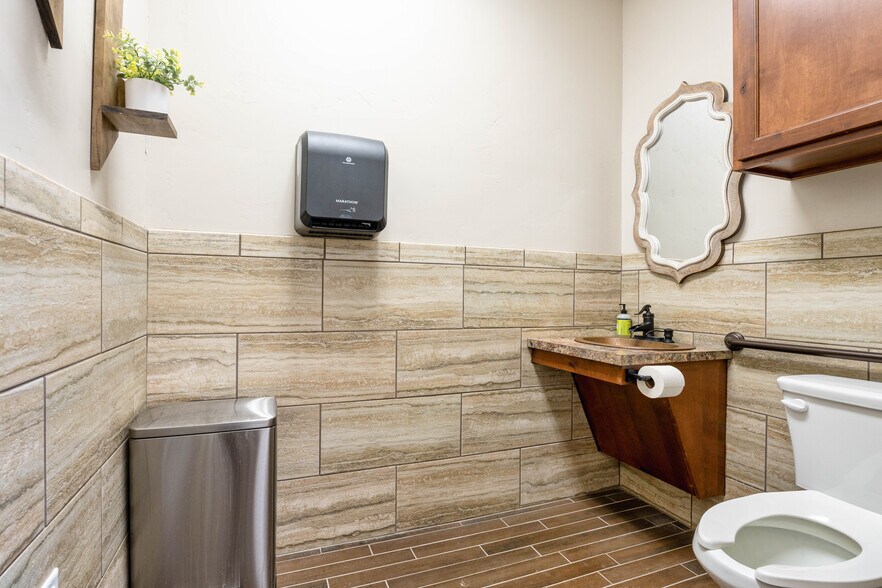 More Photos Of 5820 66th St, Lubbock Storefront Retail Office For Sale