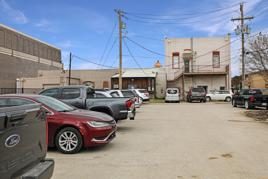 More Photos Of 150 W Main St, Lewisville Bar For Lease