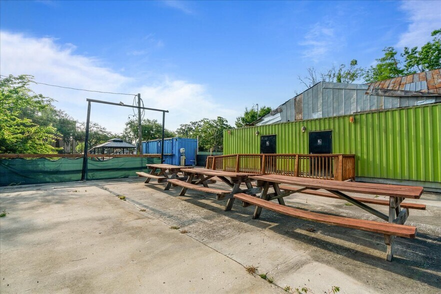 More Photos Of 514 N Main St, Gainesville Service For Lease