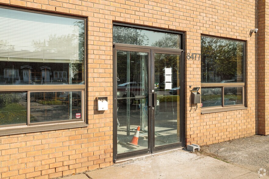 More Photos Of 8477 Rue Cordner, Montréal Manufacturing For Sale