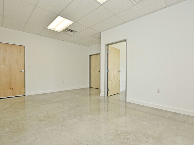 More Photos Of 401 S Chitalpa St, Leander Flex For Sale
