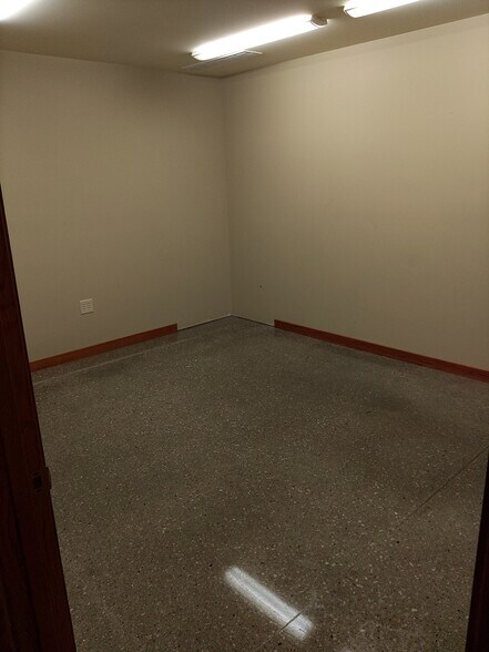 More Photos Of 3235 N 33rd St, Lincoln Warehouse For Lease
