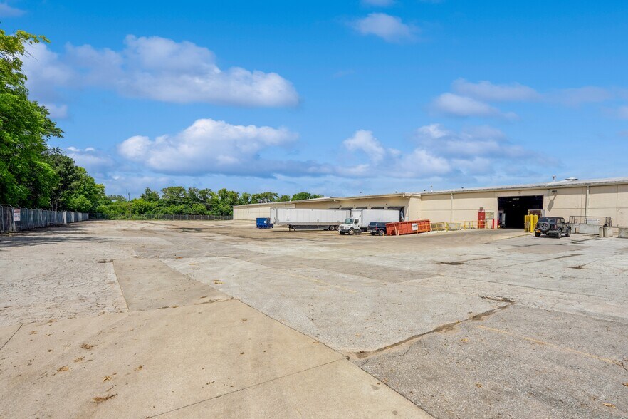 More Photos Of 2301 Fleur Dr, Des Moines Warehouse For Sale