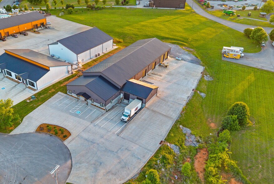 More Photos Of 1040 Smokestack Dr, Clarksville Warehouse For Lease