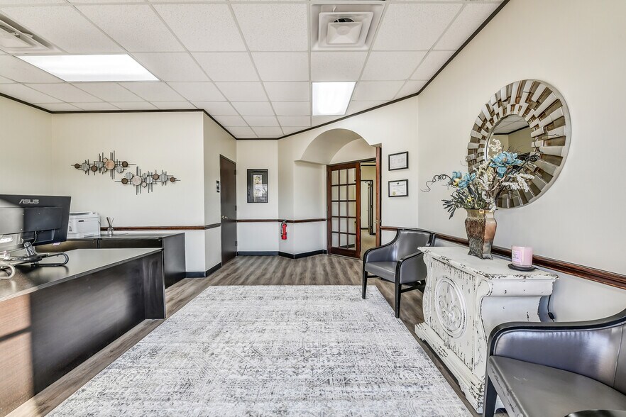 More Photos Of 2401 Parkwood Ave, Friendswood Office For Sale