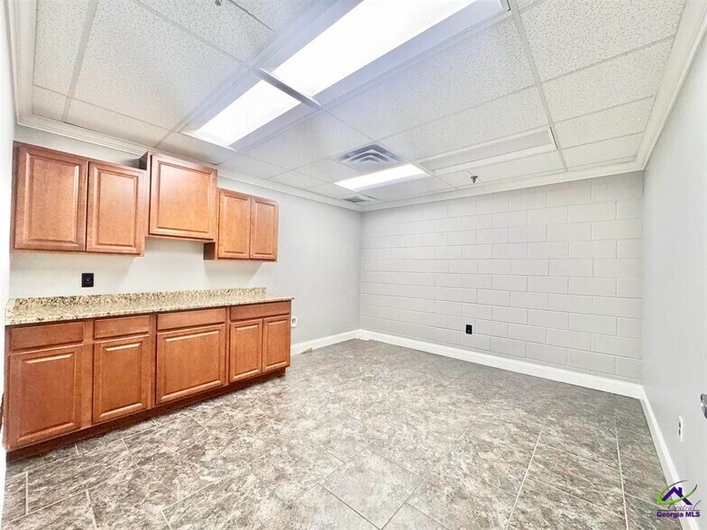 More Photos Of 801 Valley Dr, Perry Distribution For Lease