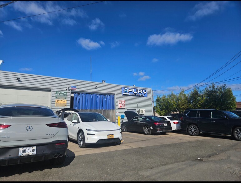 More Photos Of 15 Windsor Ct, Mineola Warehouse For Sale