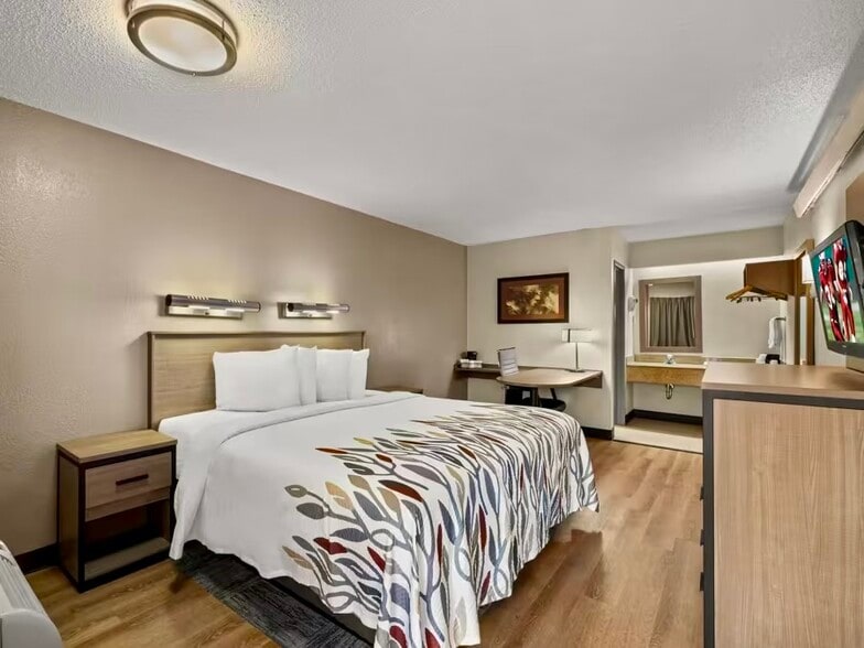 More Photos Of 32511 Concord Dr, Madison Heights Hotel For Sale