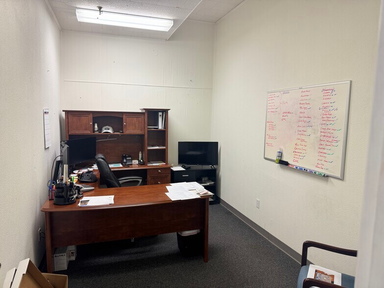 More Photos Of 1050 Detroit Ave, Nederland Distribution For Lease