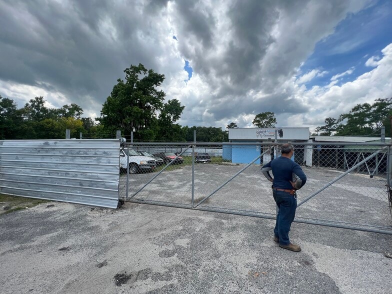 More Photos Of 6480 Restlawn Dr, Jacksonville Auto Repair For Sale