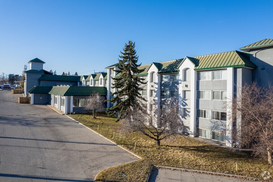 More Photos Of 4206 Macleod Trl SW, Calgary Hotel For Lease