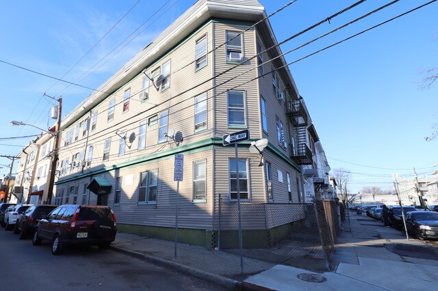 More Photos Of 412 Woodside Ave, Newark Apartments For Sale