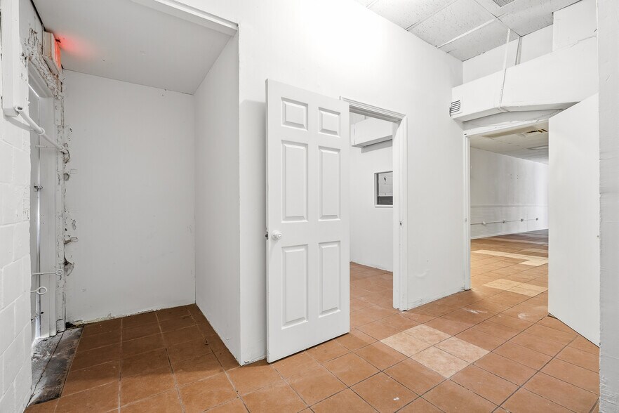 More Photos Of 4424 N Shepherd Dr, Houston Storefront For Lease
