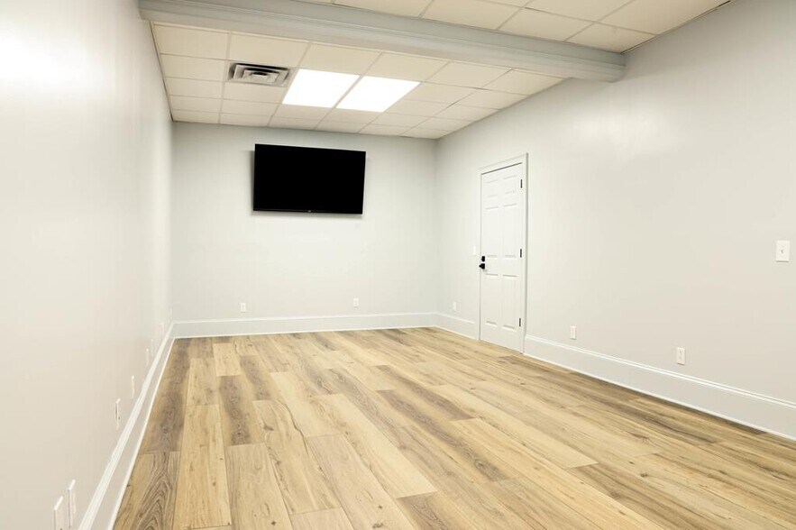 More Photos Of 122 N 3rd Ave, Chatsworth Office For Lease