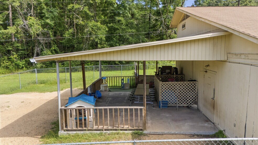 More Photos Of 10719 Landmark Ln, Cottondale Light Distribution For Sale