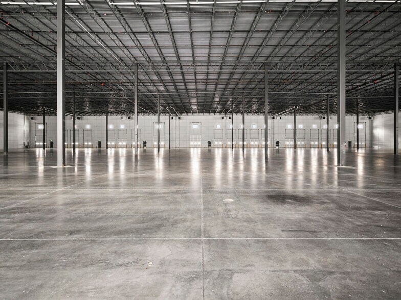 More Photos Of 565 Parkland Drive, Sandy Warehouse For Lease