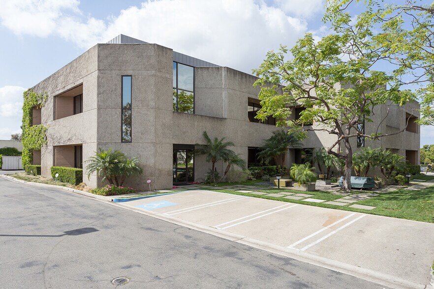 More Photos Of 15 Marconi, Irvine Light Distribution For Lease