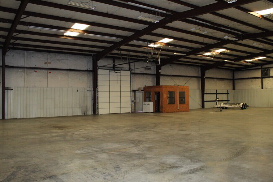 More Photos Of 559 N 13th St, Rogers Warehouse For Lease