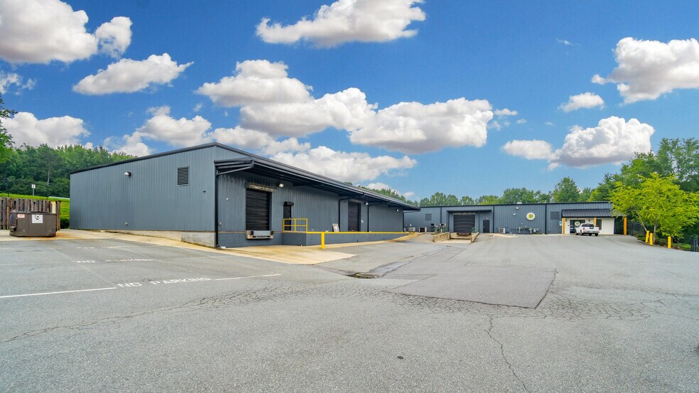 More Photos Of 1907 Gateway Blvd, Charlotte Warehouse For Sale