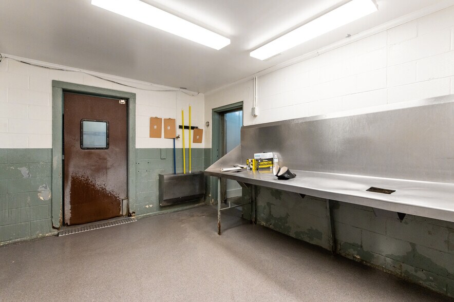 More Photos Of 16552 General Puller Hwy, Deltaville Specialty For Sale