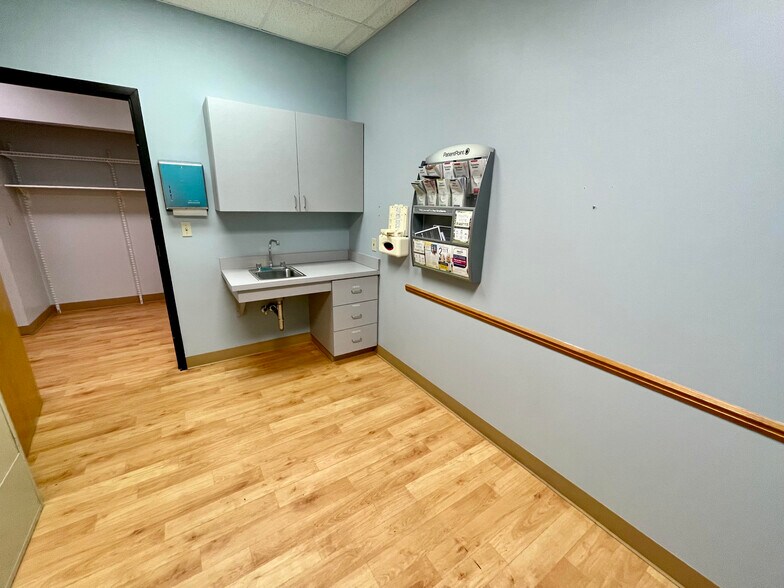 More Photos Of 1125 E Michigan Ave, Battle Creek Storefront Retail Office For Lease