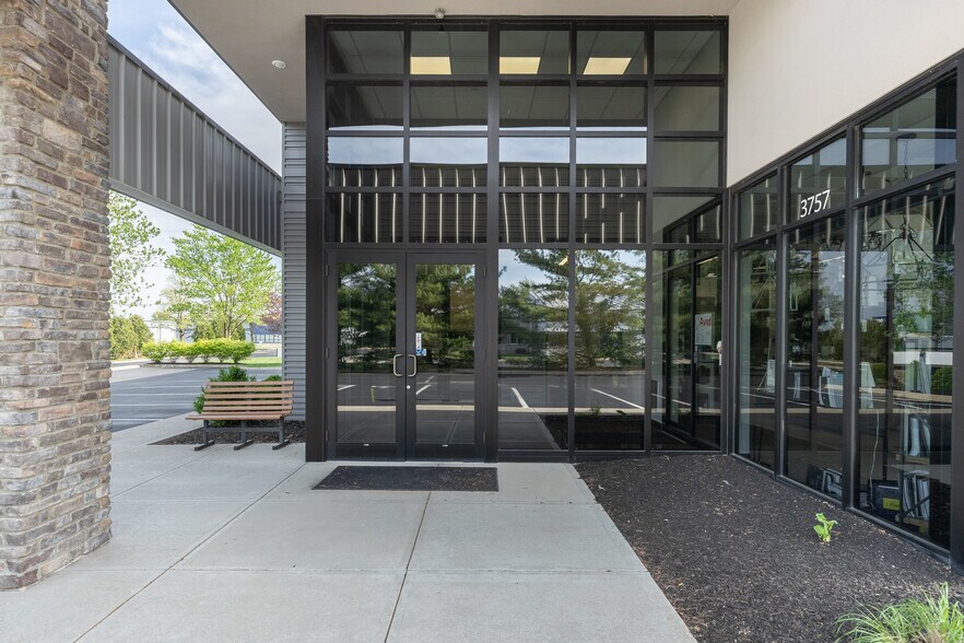 More Photos Of 3737-3757 Parkway Ln, Hilliard Showroom For Lease