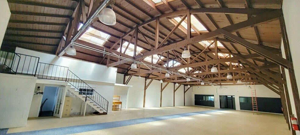 More Photos Of 2438 E 55th St, Los Angeles Service For Lease