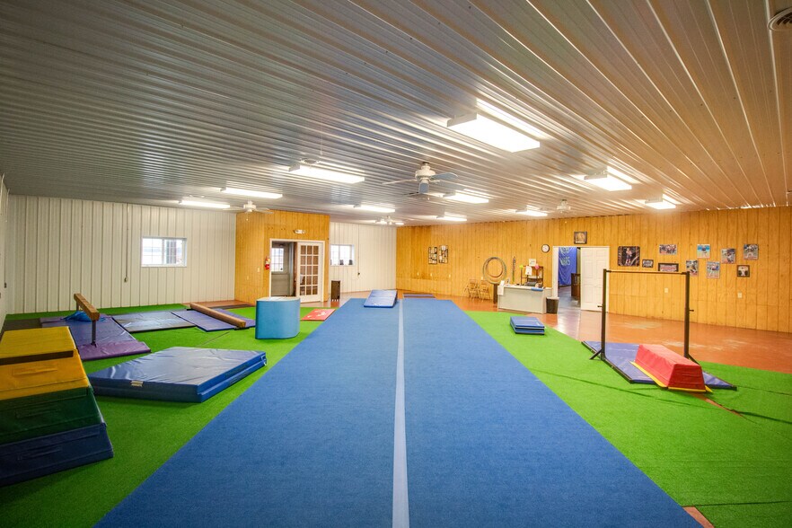 More Photos Of 22987 Cherry Ln, Jerseyville Storefront For Sale