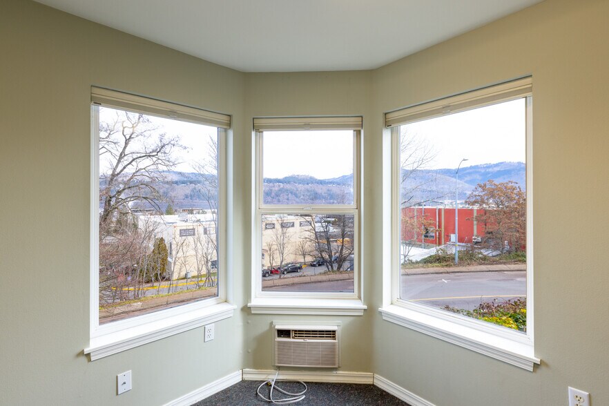 More Photos Of 708 Columbia St, Hood River Office Residential For Sale