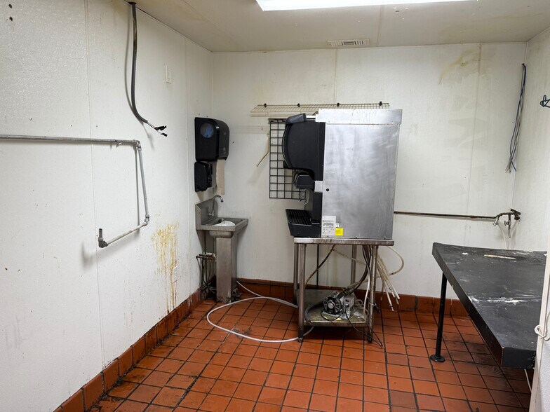 More Photos Of 1801 N Market St, Sparta Restaurant For Sale