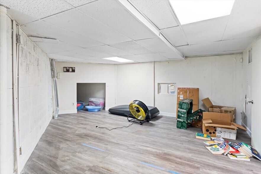 More Photos Of 500 E Willow St, Long Beach General Retail For Sale