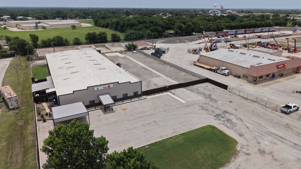 More Photos Of 6850 N Interstate 35e E, Waxahachie Warehouse For Lease
