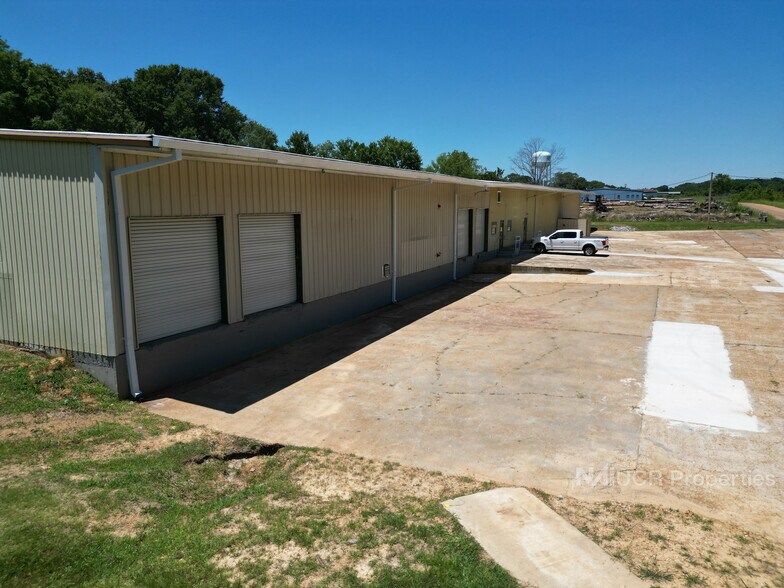 More Photos Of 405 Commerce Park Ave, Canton Warehouse For Lease