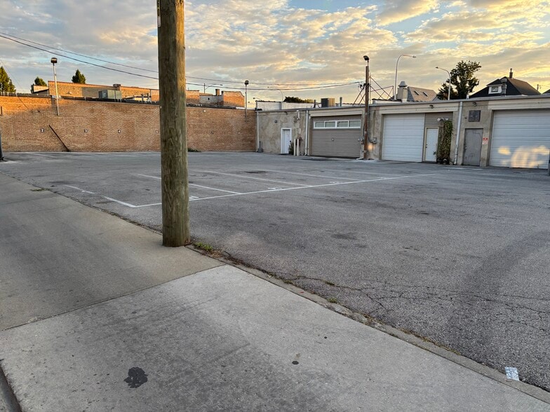 More Photos Of 3632-3652 N Cicero Ave, Chicago Showroom For Sale