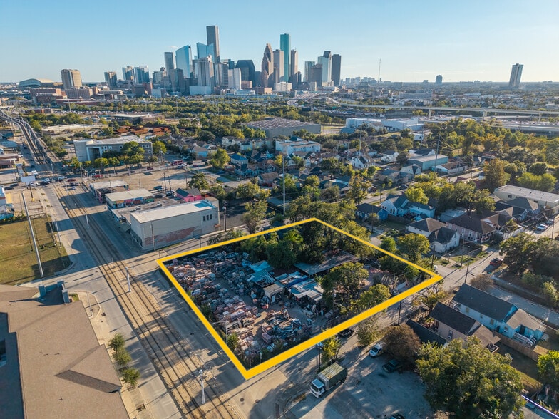 More Photos Of 2009 N Main St, Houston Land For Sale