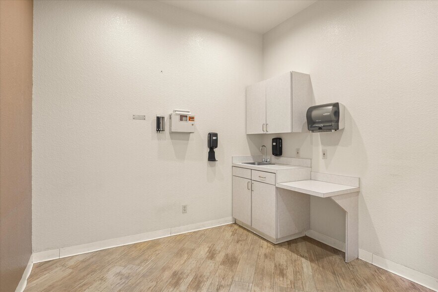 More Photos Of 1305 Paluxy Rd, Granbury Medical For Sale