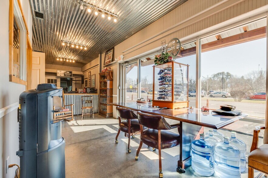 More Photos Of 710 Volunteer Pky, Bristol Storefront Retail Office For Sale
