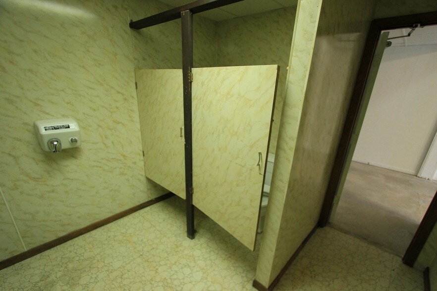 More Photos Of 108 SE 6th St, Abilene Specialty For Sale