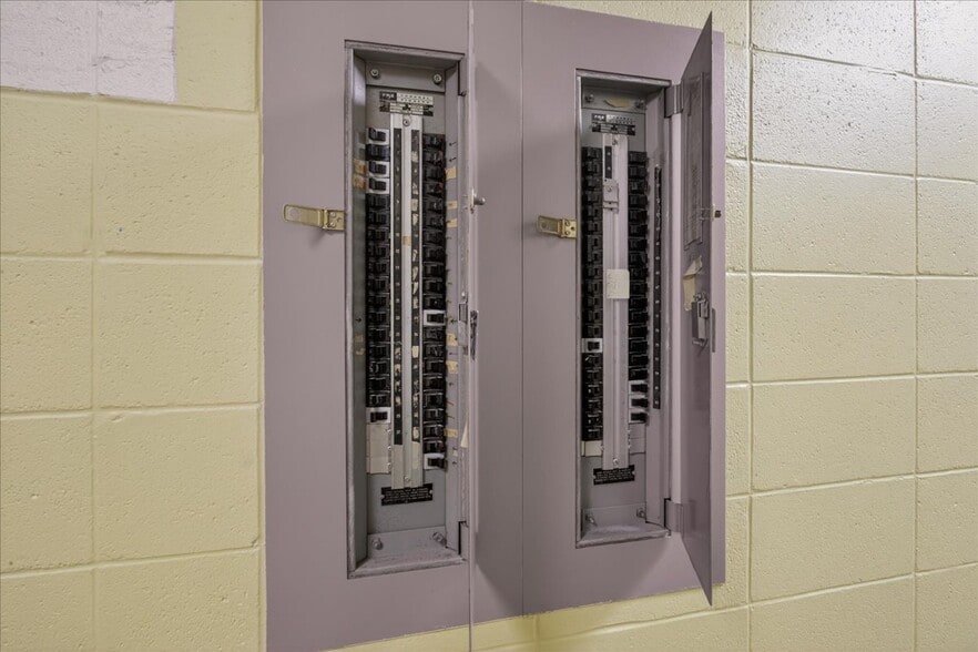 More Photos Of 11831 123 St NW, Edmonton Office For Sale