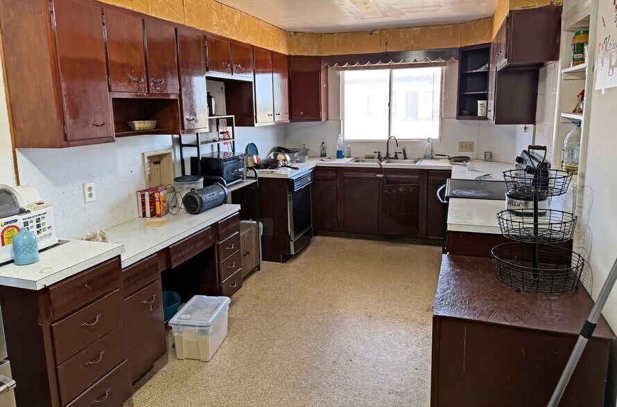 More Photos Of 1202 Castle Rock St, Quinter Hotel For Sale