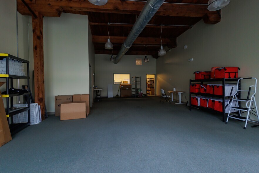 More Photos Of 901-965 Northwest Blvd, Winston-Salem Flex For Lease
