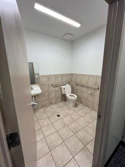 More Photos Of 6845 20th Ave, Centerville Industrial For Lease