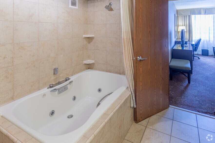 More Photos Of 1717 Airport Exchange Blvd, Erlanger Hotel For Sale