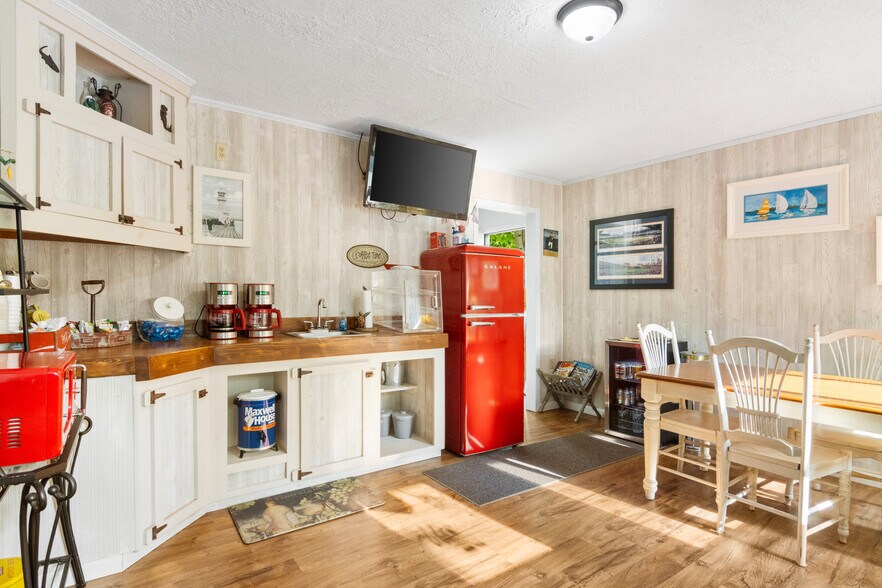 More Photos Of 4871 U.S. 31, Eastport Hotel For Sale